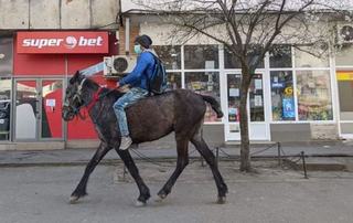 Povestea tanarului din Iasi care a plecat pe cal la maternitate sa isi vada copilul