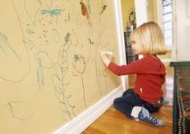 Lasa-ti copiii sa deseneze pe pereti! 6 beneficii ale acestei activitati