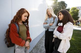 Anxietatea la adolescenti: cand frica de profesori, criticile si bullyingul devin coplesitoare