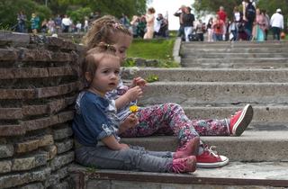 Cum invatam copilul de mic regulile de siguranta: jocuri si sfaturi despre straini