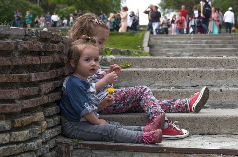 Cum invatam copilul de mic regulile de siguranta: jocuri si sfaturi despre straini