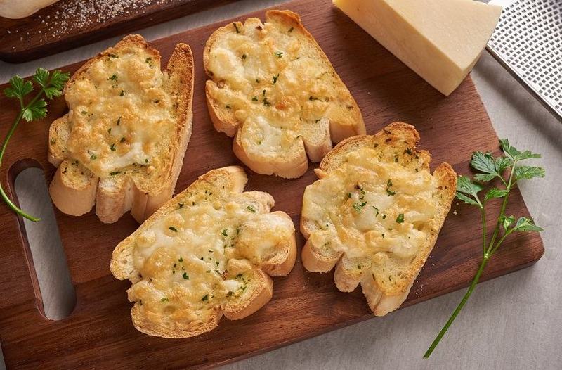 Paine cu usturoi: reteta simpla, beneficii pentru sanatate si traditii culinare din lume