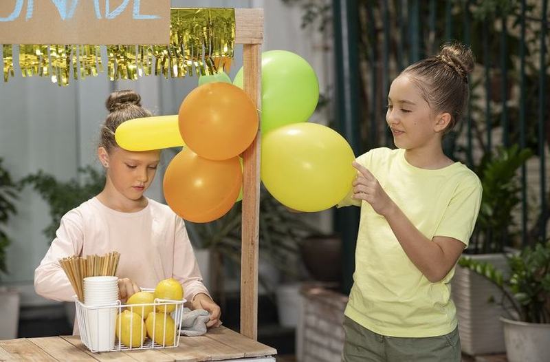 Cum sa organizezi un stand de limonada cu copilul tau, de la joaca la antreprenoriat