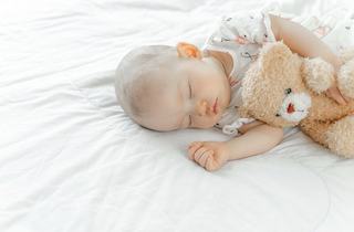 Somnul copiilor vara: riscurile ventilatorului si cum il folosesti corect in canicula