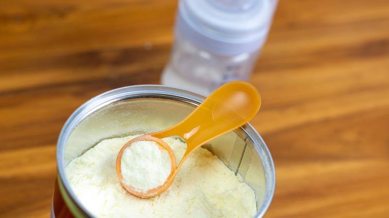 Un bebelus a murit in Franta. Medicii suspecteaza un lapte praf retras de la vanzare si din Romania