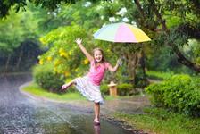 Joaca in ploaie: 19 activitati pe timp de ploaie
