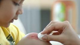 Cum se folosesc corect antisepticele si dezinfectantii cand copilul se raneste