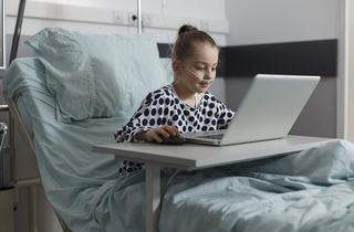Elevii internati in 10 spitale din Bucuresti isi vor continua studiile. Ministerul Educatiei a aprobat Scoala din spital - UMF Carol Davila