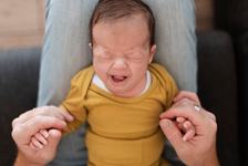 Bebelusul are colici sau gaze? Cum diferentiezi plansul in functie de problema