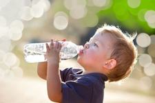 Care este cea mai buna apa pentru bebelusi si copii mici?