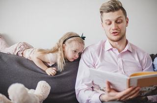De la fetita la adolescenta: Cum poate un tata sa creasca o fiica increzatoare si puternica emotional