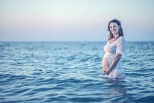 Inotul in timpul sarcinii, un exercitiu sanatos si pentru mama, si pentru copil. De ce trebuie sa tii cont