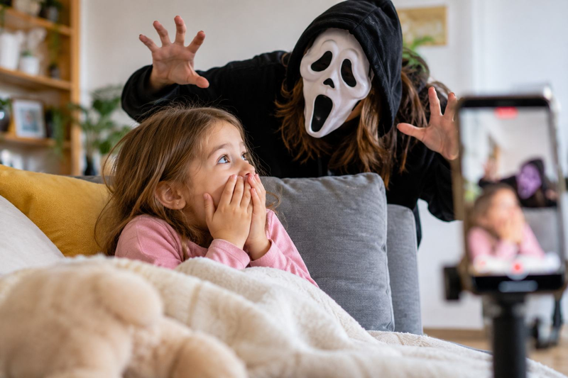 Parintii isi sperie copiii pentru like-uri pe TikTok. Trendul periculos care poate avea efecte asupra celor mici