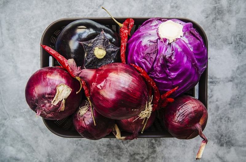 Legume sanatoase, dar greu de digerat: ceapa cruda, vinetele si alte alimente care pot afecta stomacul