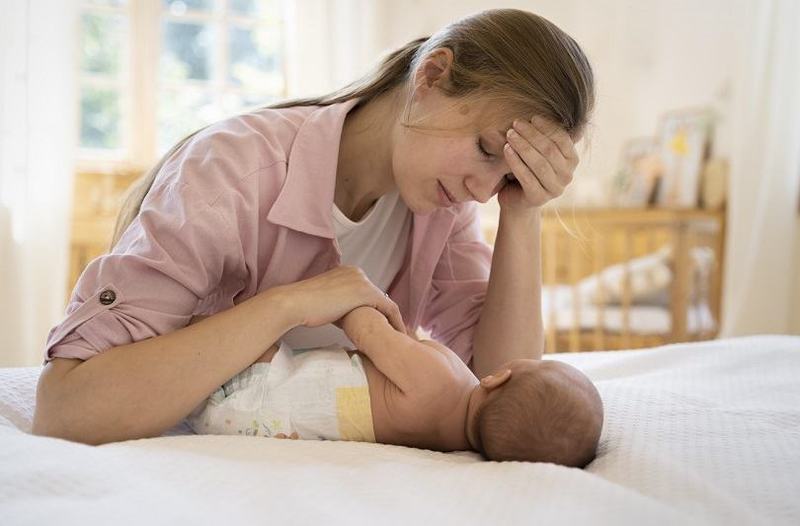 Depresia postpartum: semne, cauze, factori de risc si impactul asupra mamei si bebelusului