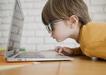 Cum sunt afectati ochii copiilor care stau mult timp in fata ecranelor