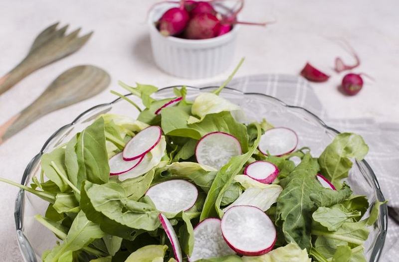 Salata, spanac, urzici si ridichi – retete cu verdeturi proaspete si pline de vitamine