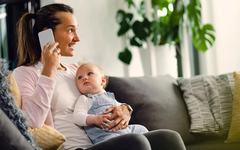 Cum sunt afectati copiii de dependenta de telefon a parintilor