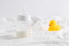 Poti amesteca lapte proaspat cu unul pompat anterior cand iti hranesti bebelusul?