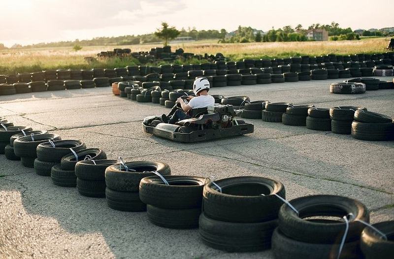 Karting pentru copii: reguli, echipament, costuri si beneficii pentru dezvoltare