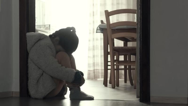 O mama din Arad, arestata dupa ce si-ar fi agresat fiica cu handicap. Ar fi tinut-o cu capul sub apa in cada folosita pentru animale