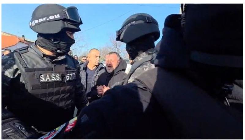 Scene sfasiatoare la capela din Cenei. Tatal lui Mario a ajuns la inmormantare, coplesit de durere