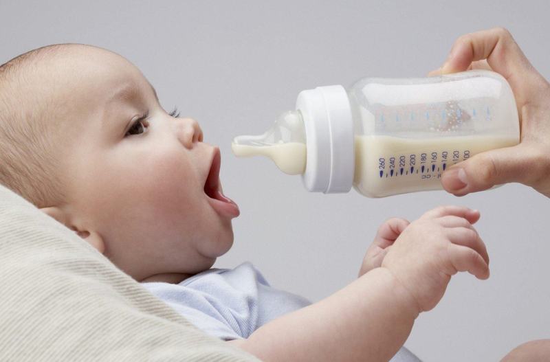 OMS critica marcile de formule de lapte praf pentru ca platesc social media si influenceri pentru a colecta informatii de la mame