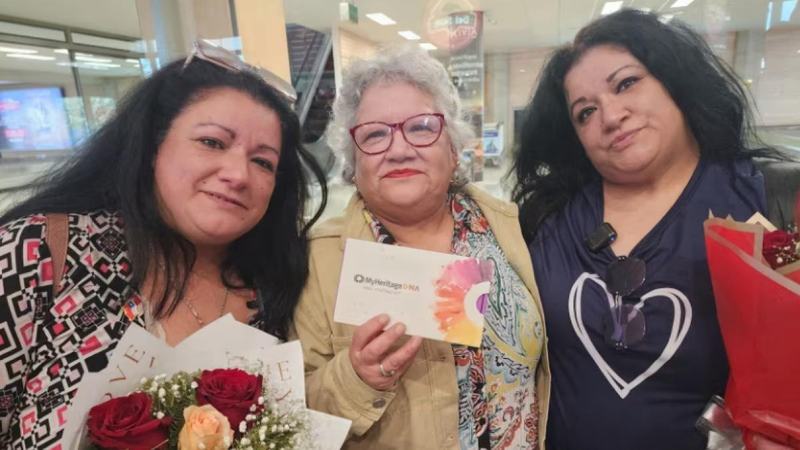 Povestea cutremuratoare a gemenelor furate in urma cu 45 de ani. Cum si-a regasit mama fiicele peste oceane