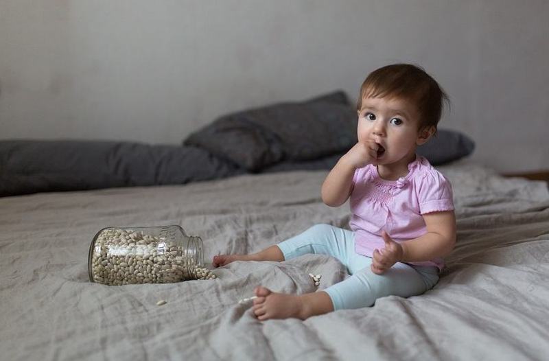 Bebelusul baga totul in gurita: cand este normal si cum previi inghitirea obiectelor periculoase