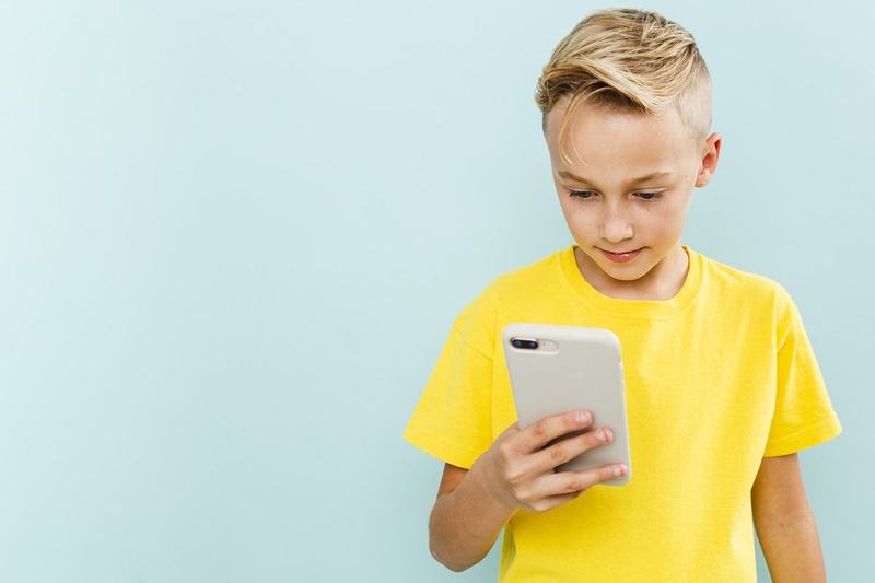 Tara in care autoritatile lupta impotriva retelelor sociale. Copiii petrec si 11 ore pe zi cu telefonul in mana