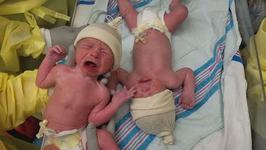 Video.Imagini induioasatoare cu o pereche de gemeni nou-nascuti care plang atunci cand sunt despartiti
