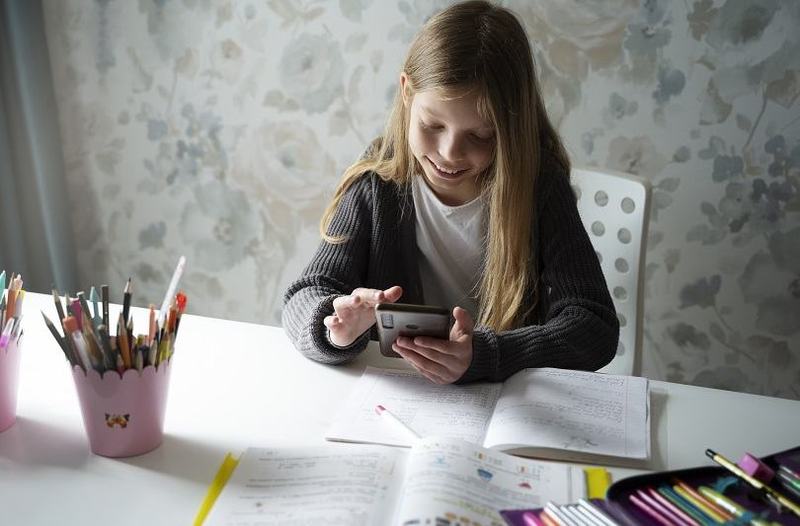 Copiii isi fac temele cu ChatGPT si aplicatii AI. Ajutor real sau obstacol in relatia cu parintii?