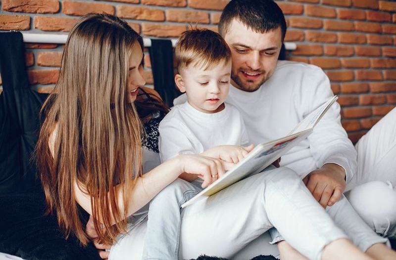 Cine castiga inima copilului la povestea de seara: mama sau tata?