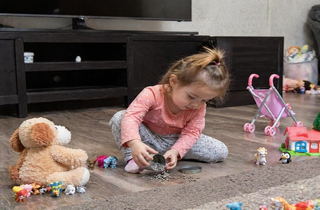 Fetita de 1 an si 9 luni din Constanta a murit dupa ce a inghitit bile magnetice. Cauza descoperita la autopsie