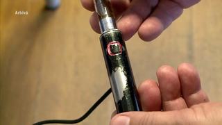 Trei eleve din Iasi, intoxicate dupa ce au inhalat vapori toxici de la tigara electronica a unui coleg. Dispozitivul era pus la incarcat