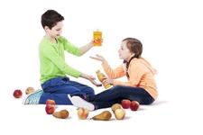 Cum suplimenteaza mamele consumul de vitamine in alimentatia de zi cu zi a copiilor?