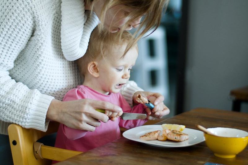 Alimentatia solida la bebelusi, intrebari frecvente ale mamicilor