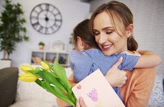 Cum sa alegi cadoul perfect de 8 Martie: recomandari si sfaturi pentru orice buget