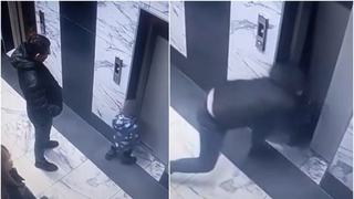 Moment dramatic surprins pe camere: un copil cade in gol in casa liftului sub privirile ingrozite ale parintilor