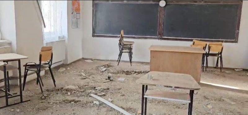 Patru elevi raniti dupa ce tavanul unei scoli din Sibiu s-a prabusit. Scoala fusese reabilitata in urma cu 18 ani