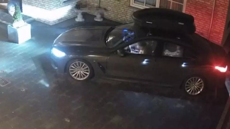 BMW furat cu trei copii in interior. Scene de cosmar surprinse de camerele de supraveghere
