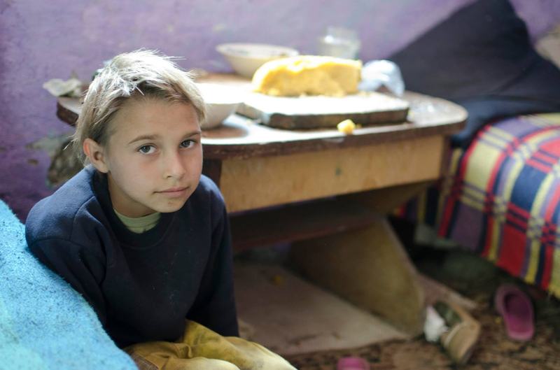 Raport ingrijorator: unul din cinci copii romani nu are suficienta mancare, unul din zece a abandonat scoala de tot