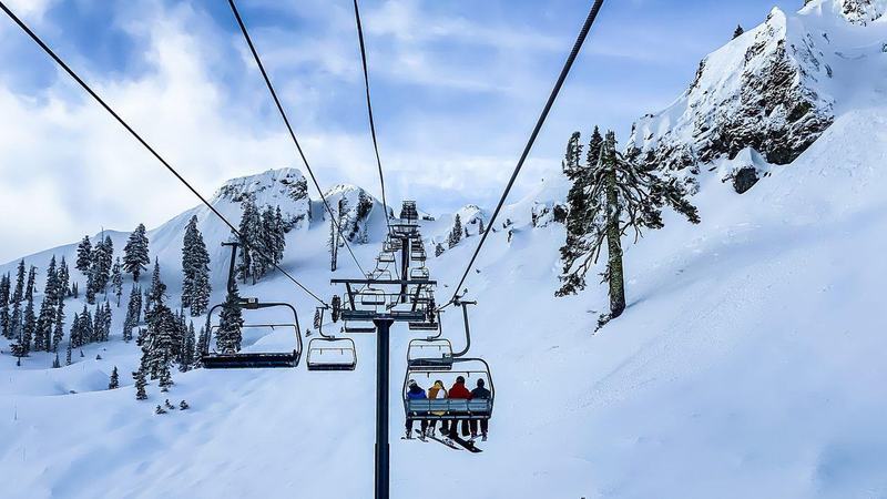 Cat te costa vacanta de Revelion 2026 in Poiana Brasov si pe Valea Prahovei