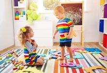 Montessori acasa: de ce sa nu iti fortezi copilul sa imparta