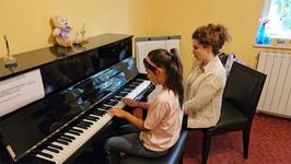 Tu stii cate beneficii are cantatul la un instrument muzical pentru copilul tau?