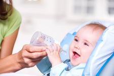 De ce nu trebuie sa-i dai niciodata apa unui bebelus mai mic de 6 luni