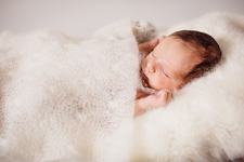 Bebelusul sau copilul tau se misca mult in somn? De ce se intampla acest lucru si ce poti face