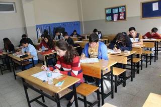 Evaluarea Nationala ar putea avea o a treia proba, la alegerea elevului. Varianta propusa in locul examenului separat de admitere la liceu