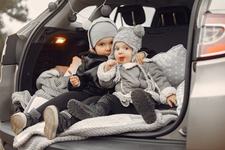 Nu-ti lasa copilul cu haina de iarna in scaunul auto! Este foarte periculos