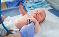 Taierea cordonului ombilical mai tarziu, beneficii pentru bebe